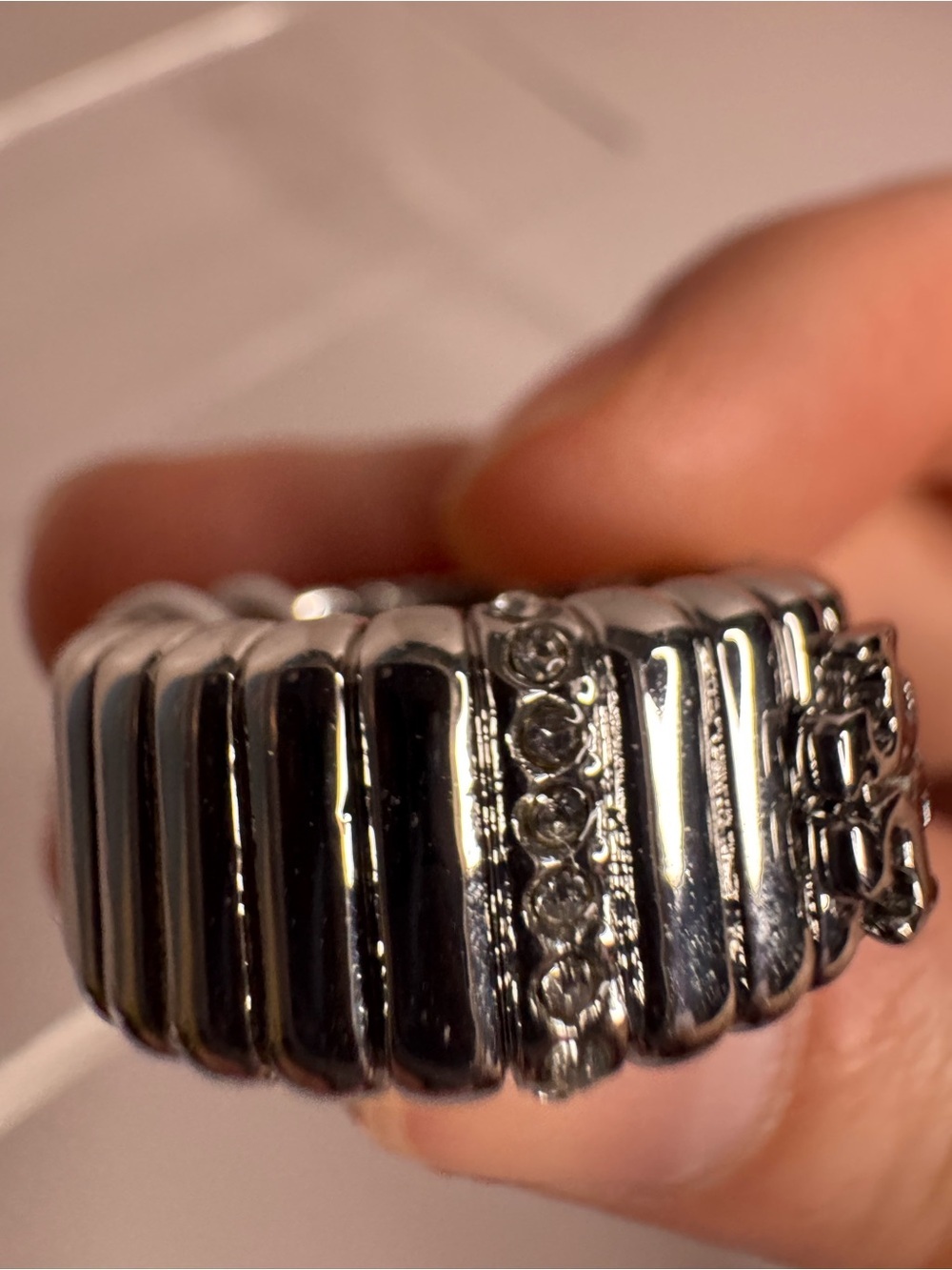 Tory Burch Britten Pave Crystal
Textured Logo Silver-Toned Band Ring Size 8 - Picture 8 of 11